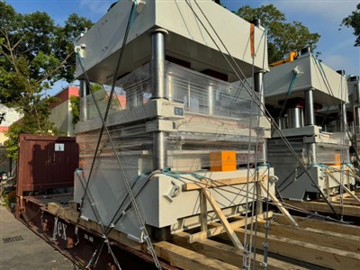 Afhending 600 tonna vökvaskurðarpressu til Kóreu